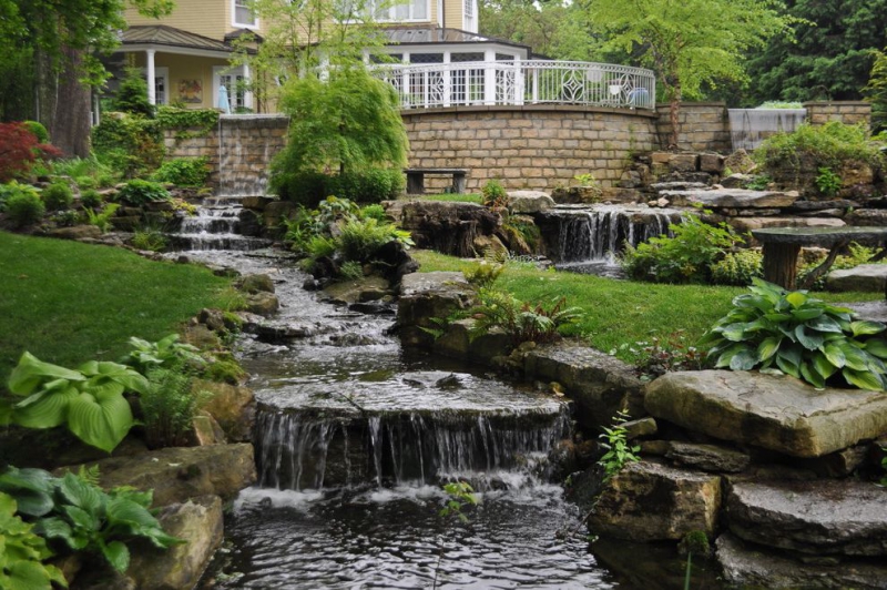 paysagiste-LA SEYNE SUR MER-min_landscaping-rock-louisville-ky-traditional-landscape-and-boulders-brick-wall-bushes-grass-koi-law